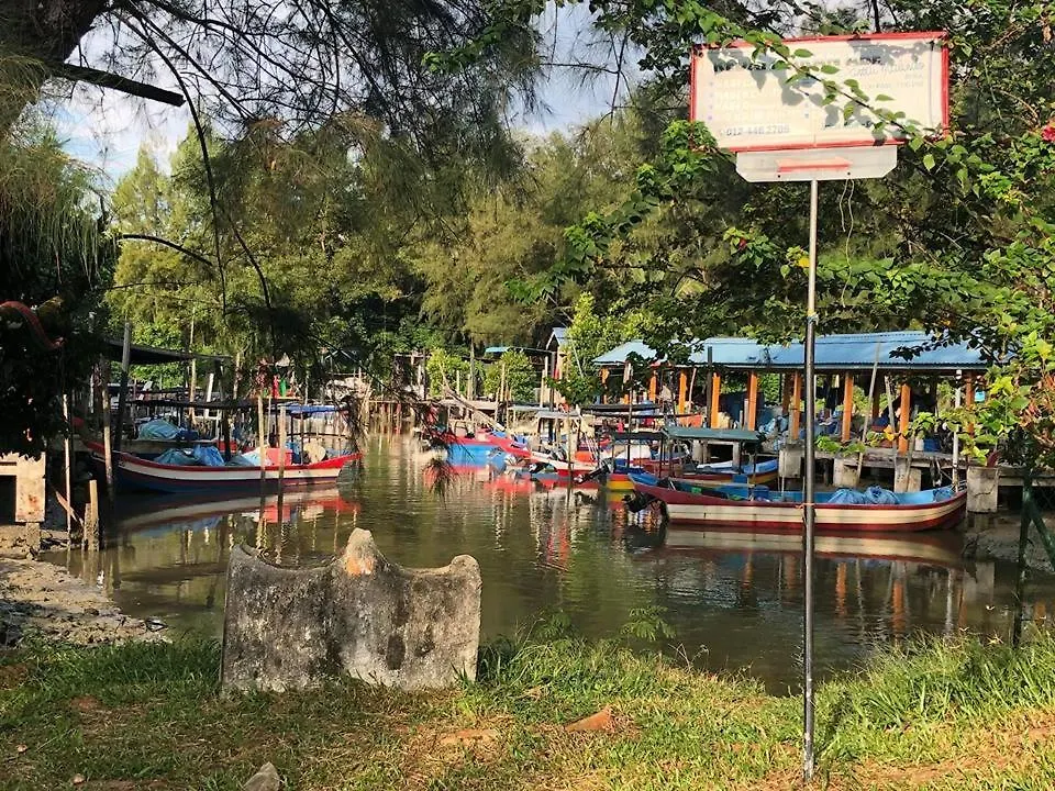 Quadruple Traditional Wooden Guesthouse Balik Pulau Pensionat